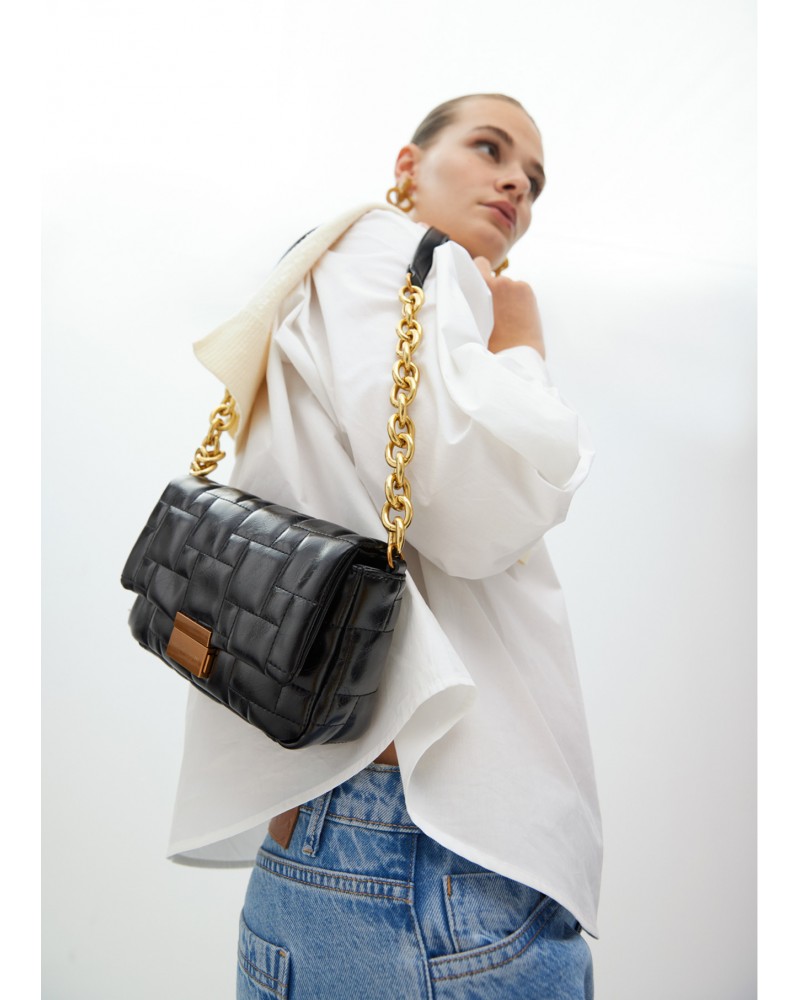 Bolso bandolera acolchado negro de Lola Casademunt