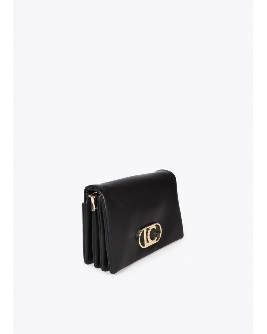 Bolso bandolera negro con solapa de Lola Casademunt