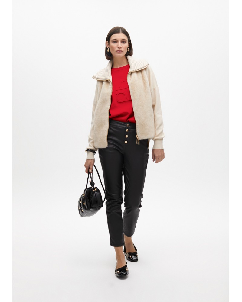 Jersey rojo con logo en relieve de Lola Casademunt