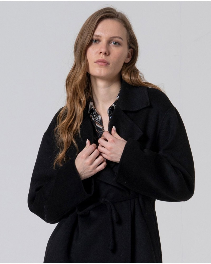 Abrigo negro largo de Surkana