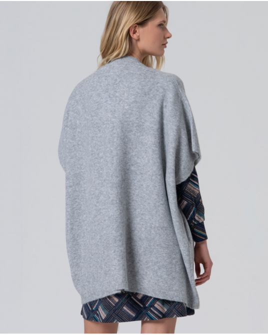 Poncho de punto GRIS de Surkana