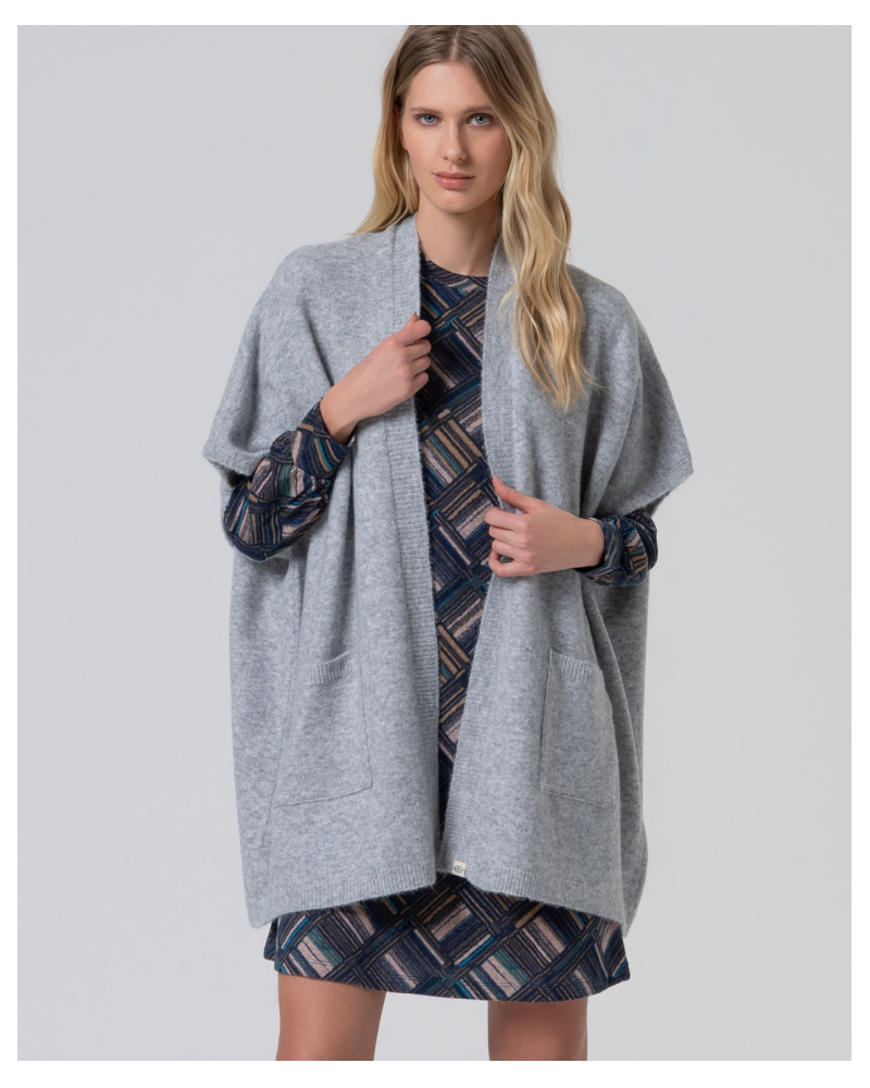 Poncho de punto GRIS de Surkana