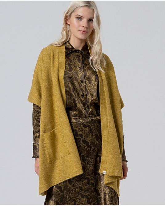 Poncho de punto MOSTAZA de Surkana