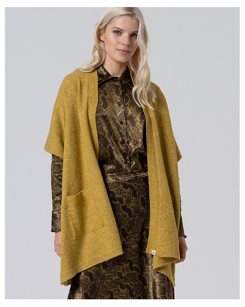 Poncho de punto MOSTAZA de Surkana