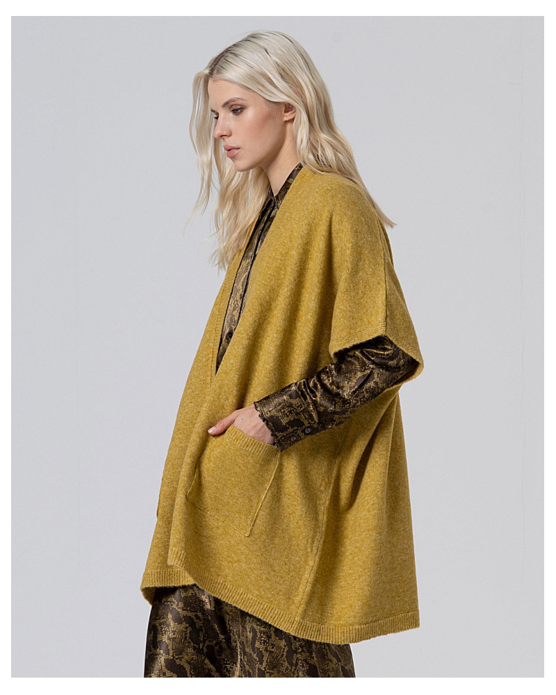 Poncho de punto MOSTAZA de Surkana