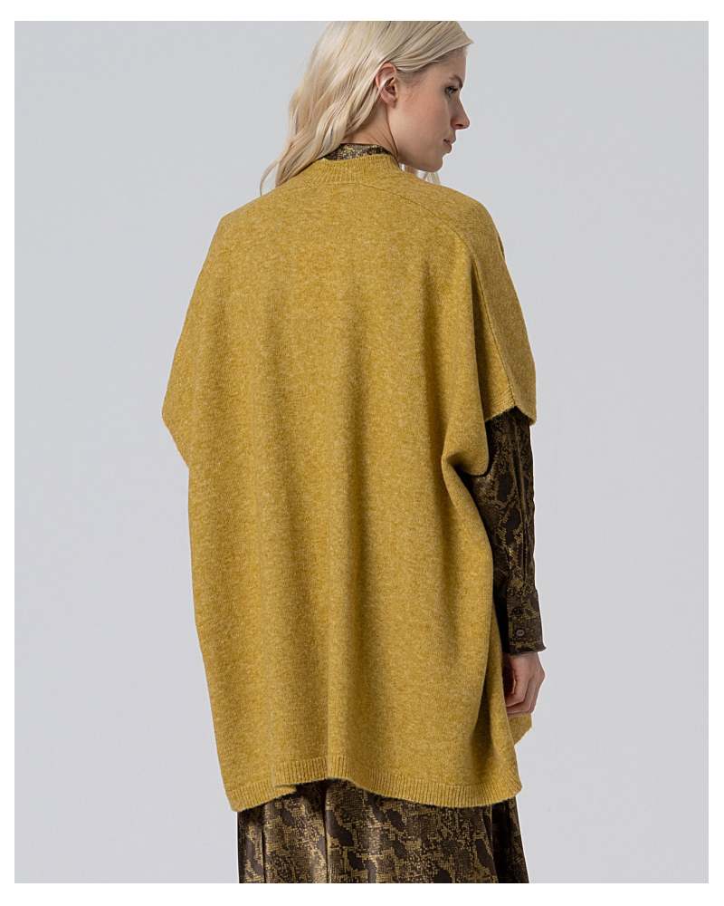 Poncho de punto MOSTAZA de Surkana