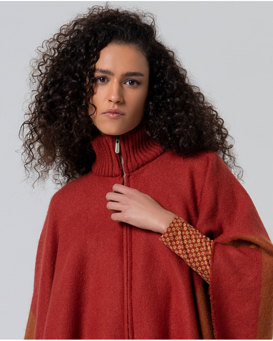 Poncho de punto GRANATE con cremallera de Surkana