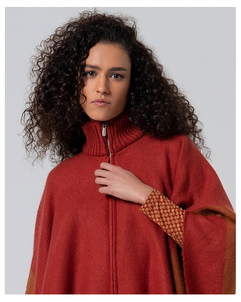 Poncho de punto GRANATE con cremallera de Surkana
