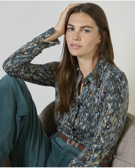 Camisa estampada elàstica y fluìda de Surkana
