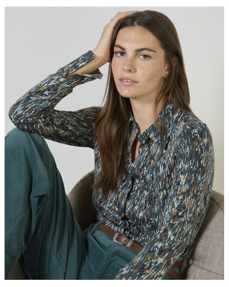 Camisa estampada elàstica y fluìda de Surkana