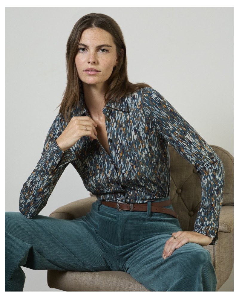 Camisa estampada elàstica y fluìda de Surkana
