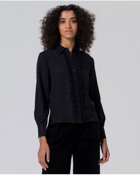 Camisa negra con volantito de Surkana