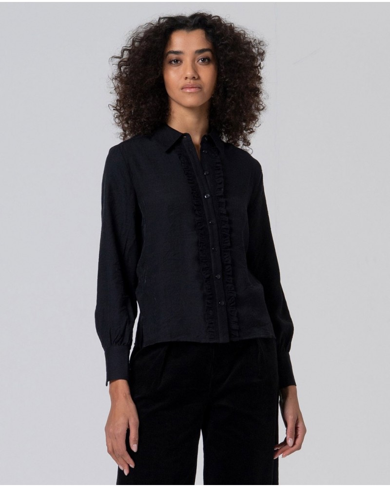 Camisa negra con volantito de Surkana