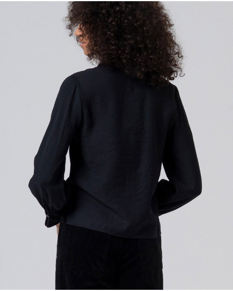 Camisa negra con volantito de Surkana