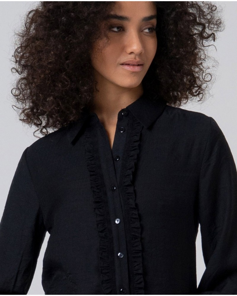 Camisa negra con volantito de Surkana