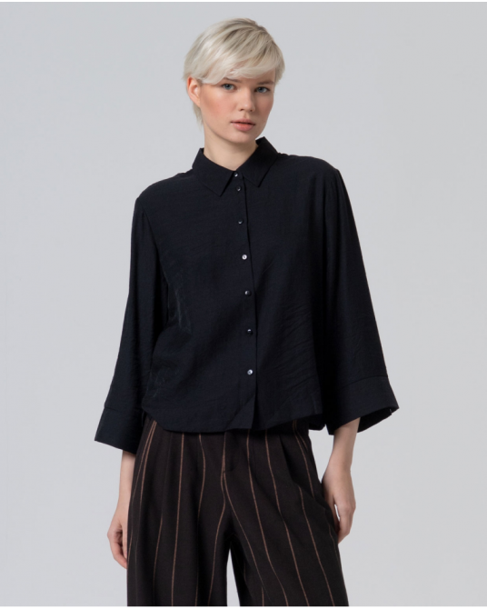 Camisa negra manga ancha de Surkana