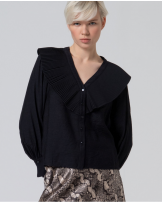 Camisa negra cuello pico de Surkana