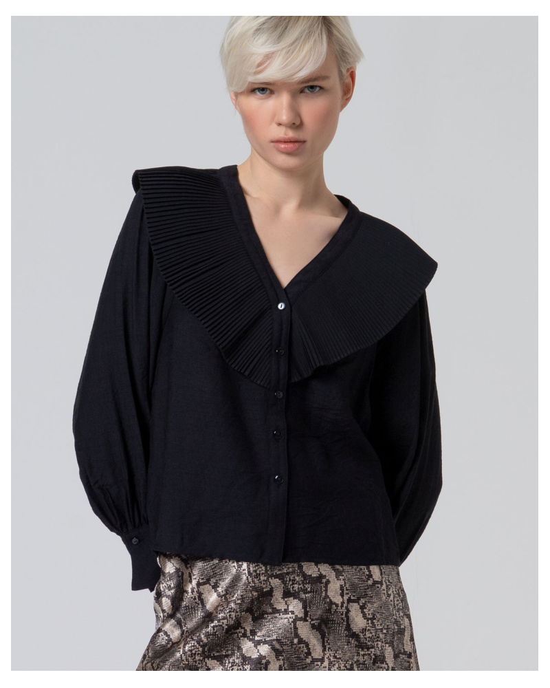 Camisa negra cuello pico de Surkana