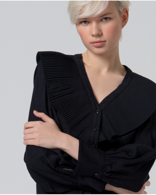 Camisa negra cuello pico de Surkana