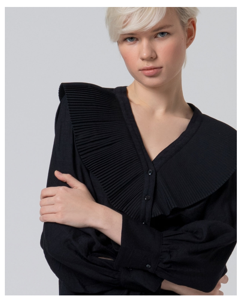 Camisa negra cuello pico de Surkana