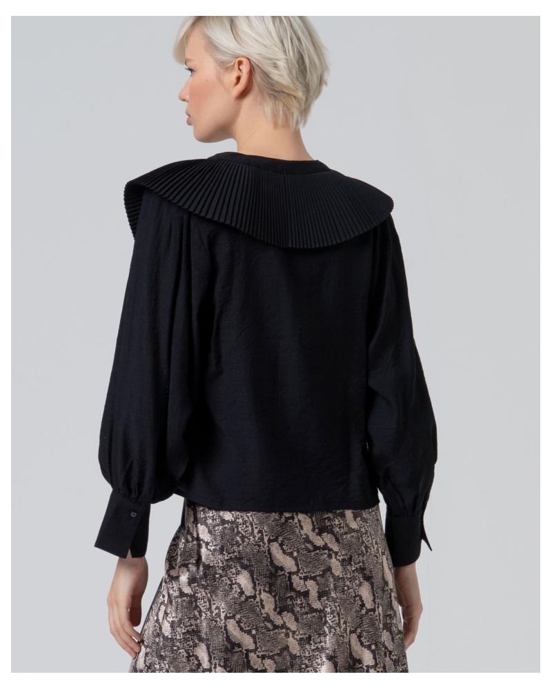 Camisa negra cuello pico de Surkana