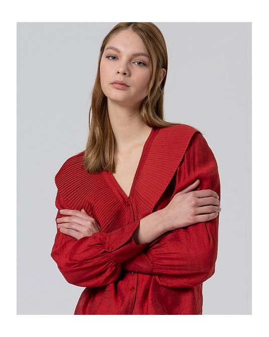 Camisa roja cuello pico de Surkana
