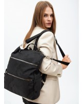 Mochila negra camuflaje de Lola Casademunt