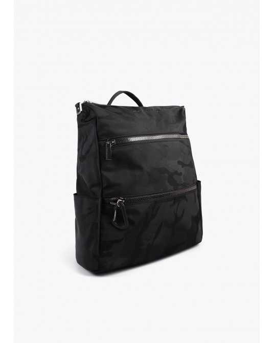 Mochila negra camuflaje de Lola Casademunt