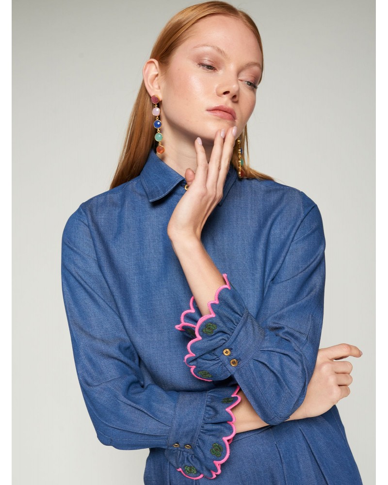 Camisa vaquera puños bordados de Vilagallo