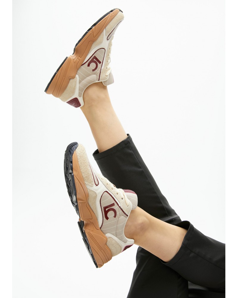 Deportiva con suela tipo running de Lola Casademunt