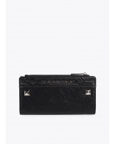 Billetero efecto piel arrugada con tachas de Lola Casademunt