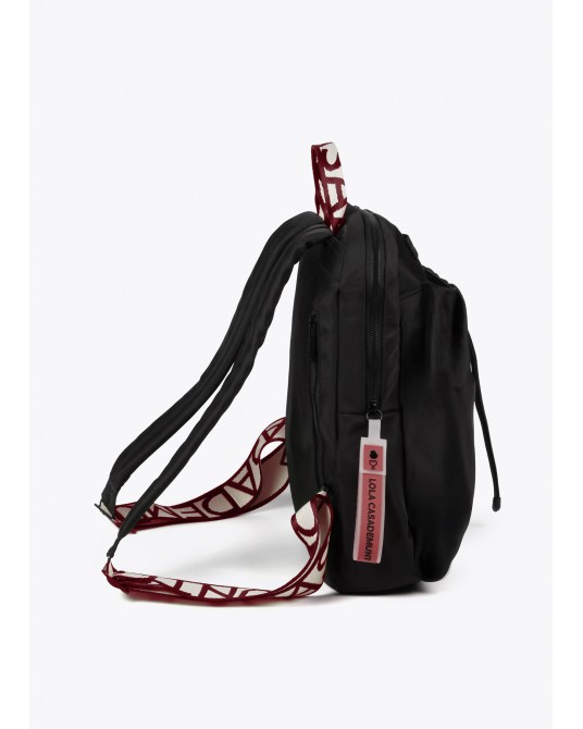 Mochila negra de Lola Casademunt