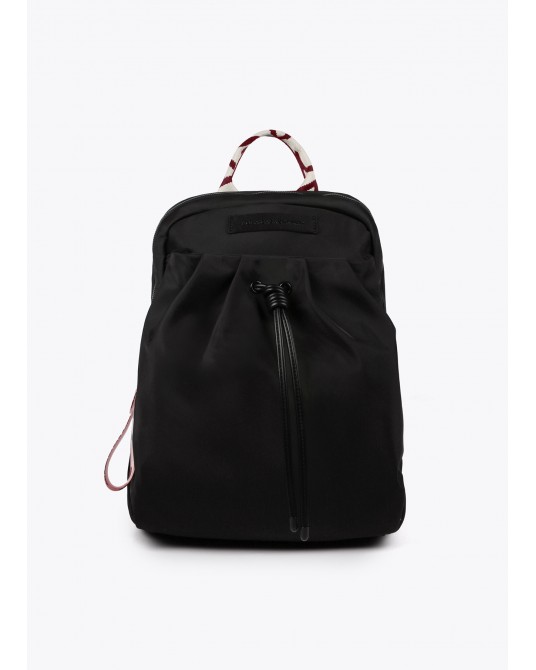 Mochila negra de Lola Casademunt