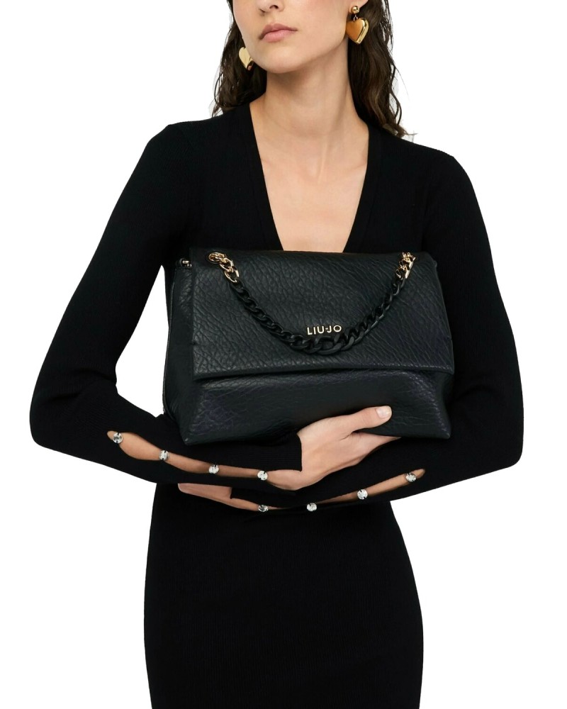 Bolso negro con cadena de Liujo