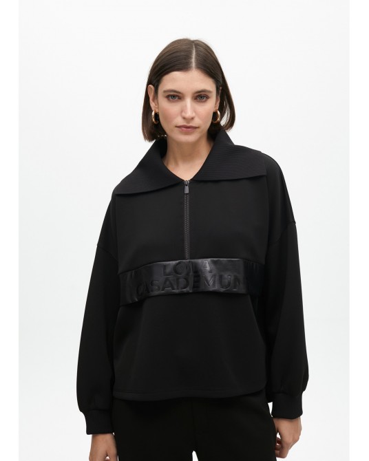Sudadera negra con bolsillo de Lola Casademunt