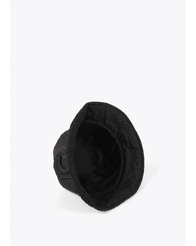 Gorro negro de lluvia de Lola Casademunt