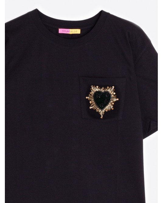 Camiseta negra corazòn bordado de Vilagallo