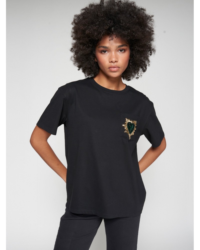 Camiseta negra corazòn bordado de Vilagallo