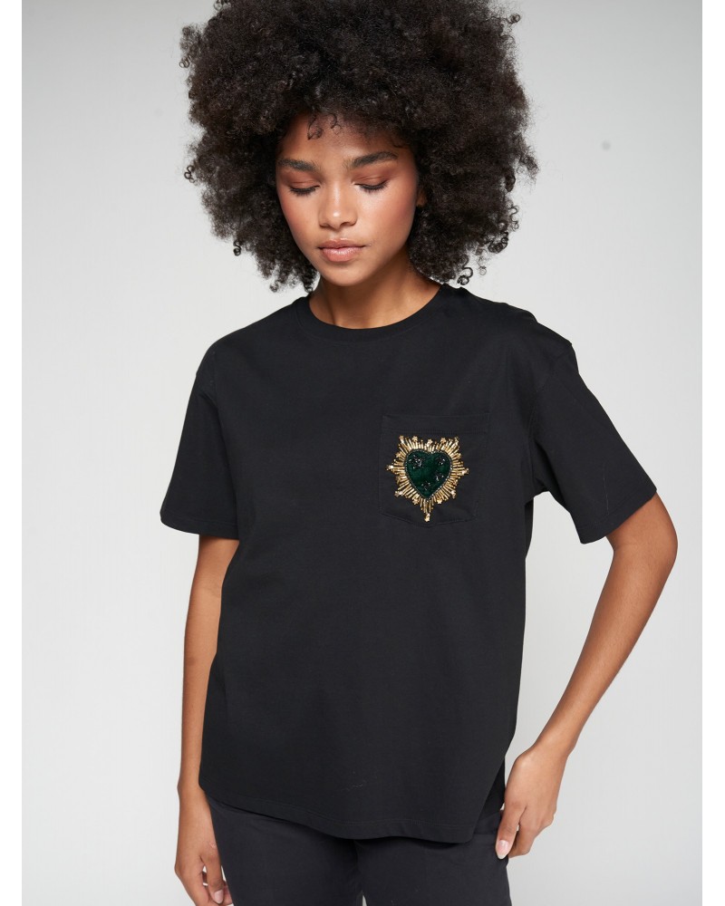 Camiseta negra corazòn bordado de Vilagallo