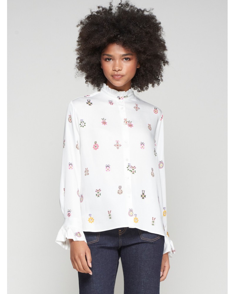 Camisa blanca condecoraciones de Vilagallo