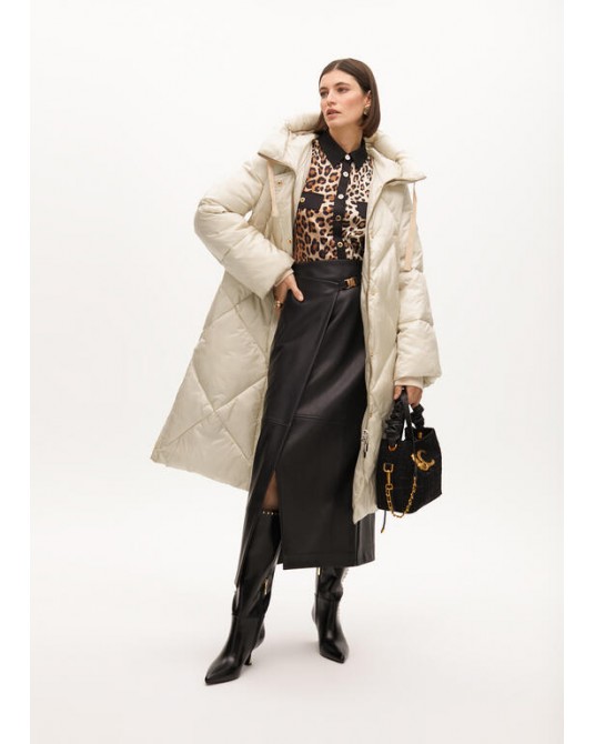 Anorak plumas capucha de Lola Casademunt