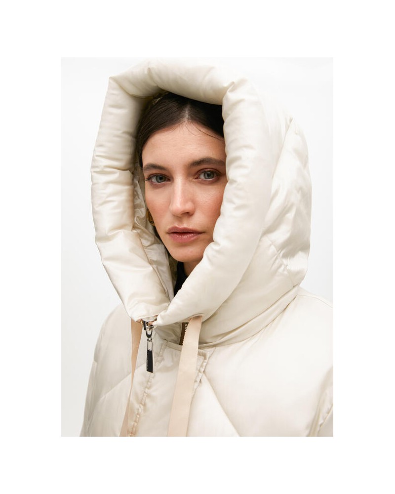 Anorak plumas capucha de Lola Casademunt