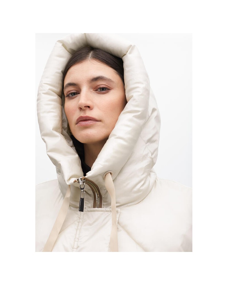 Anorak plumas capucha de Lola Casademunt