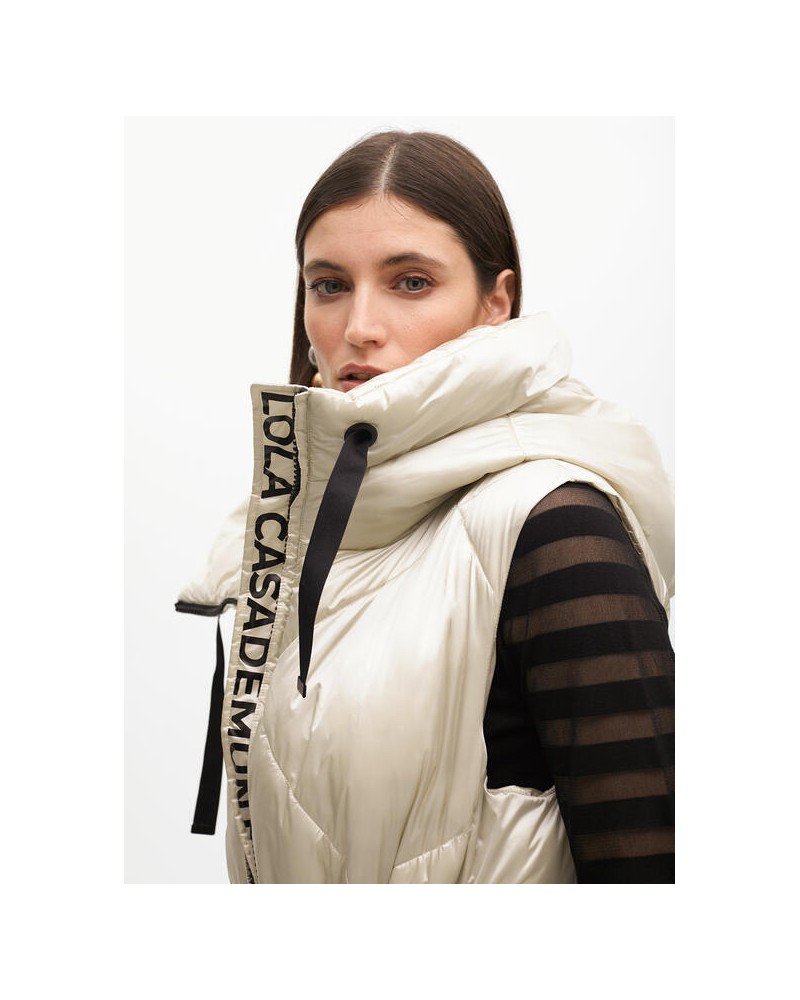 Chaleco acolchado capucha piedra de Lola Casademunt