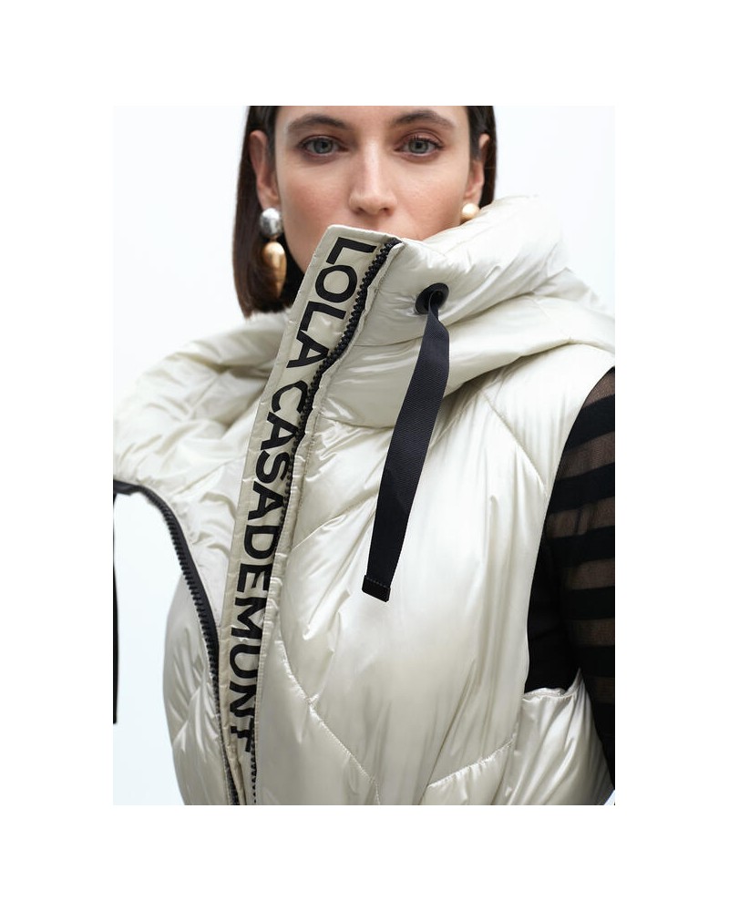 Chaleco acolchado capucha piedra de Lola Casademunt