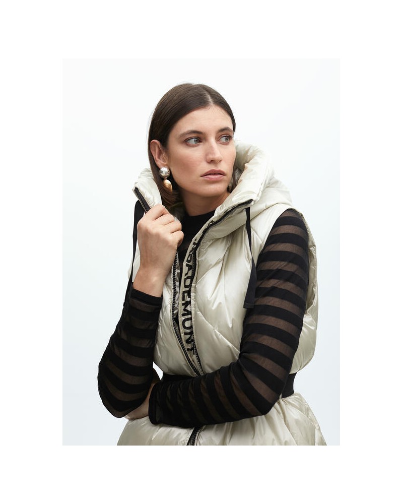 Chaleco acolchado capucha piedra de Lola Casademunt