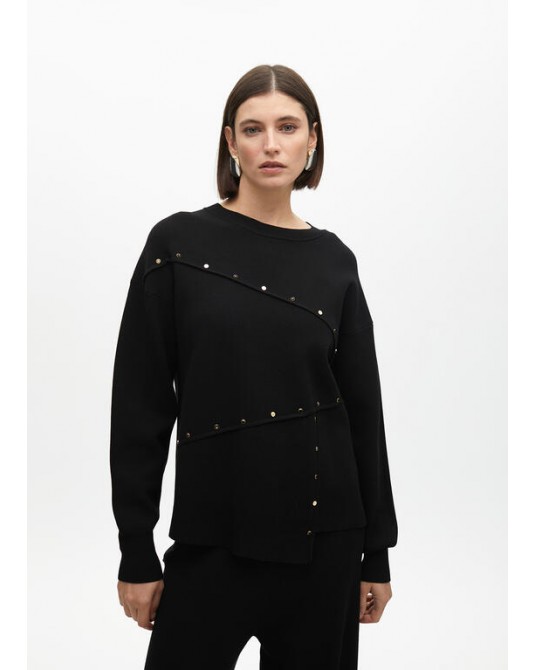 Jersey negro con tachas de Lola Casademunt