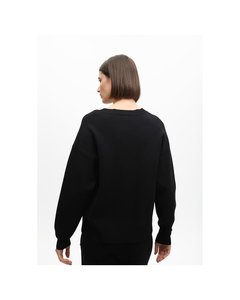 Jersey negro con tachas de Lola Casademunt