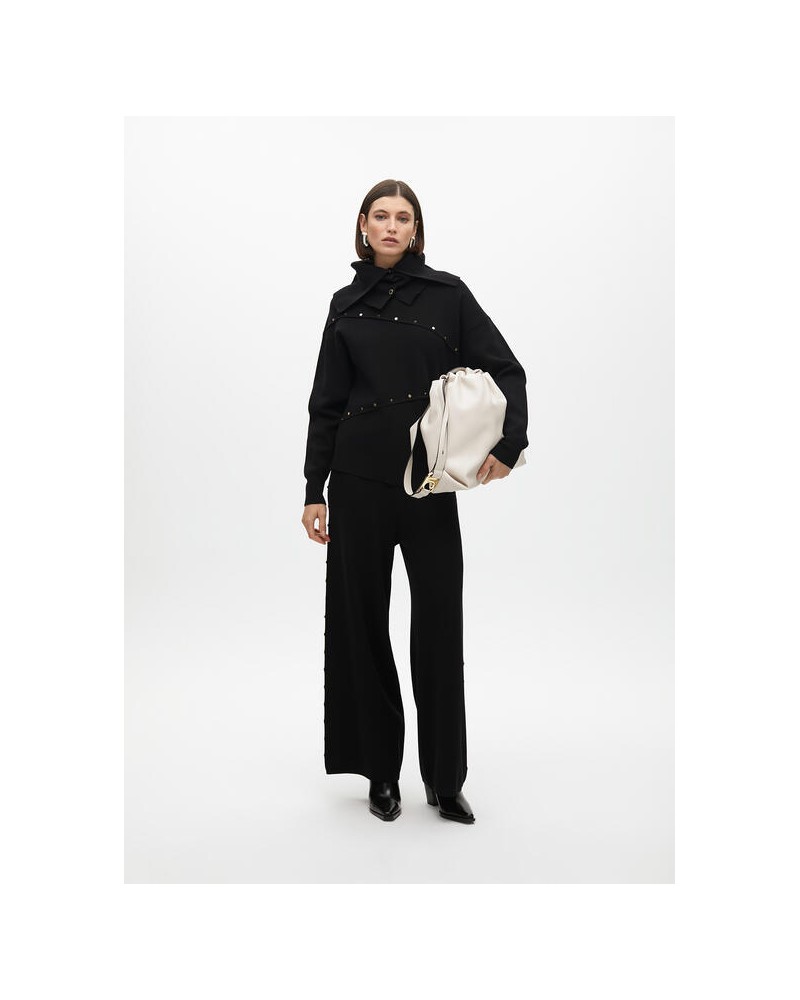 Jersey negro con tachas de Lola Casademunt