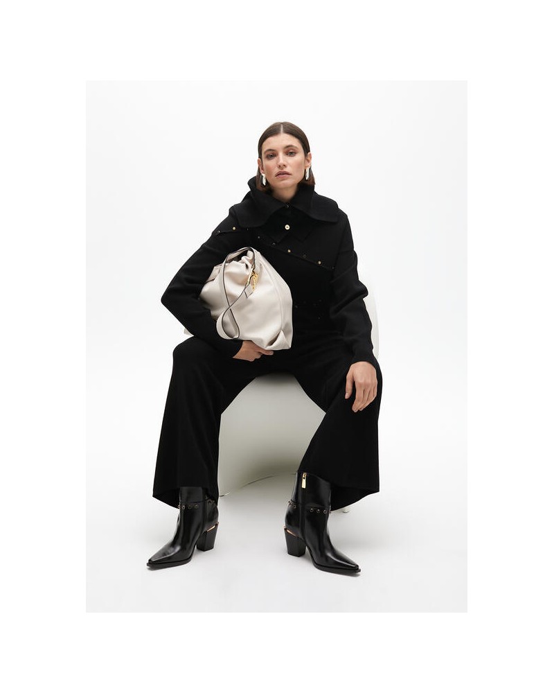 Jersey negro con tachas de Lola Casademunt